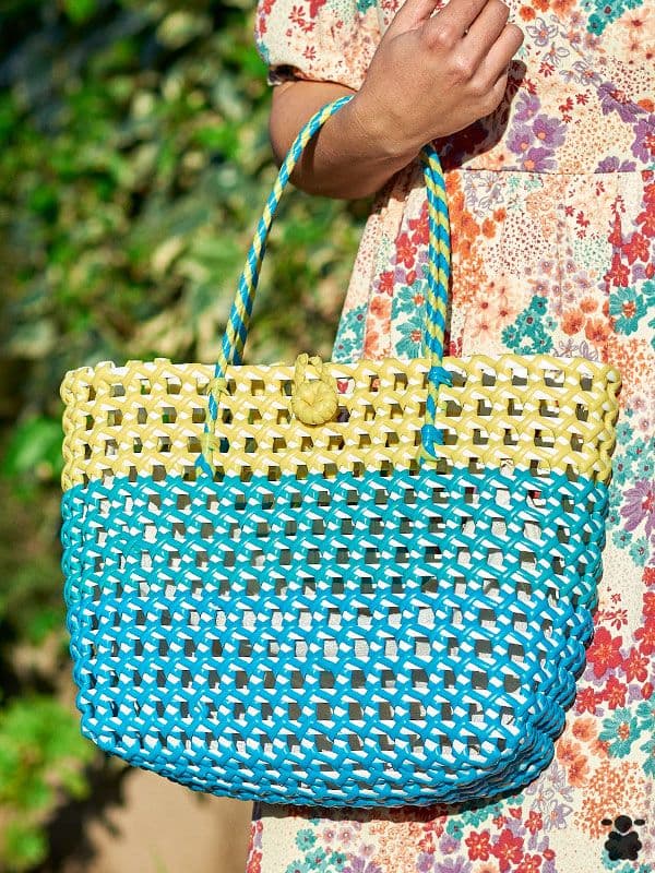 Bolso trenzado tricolor azul