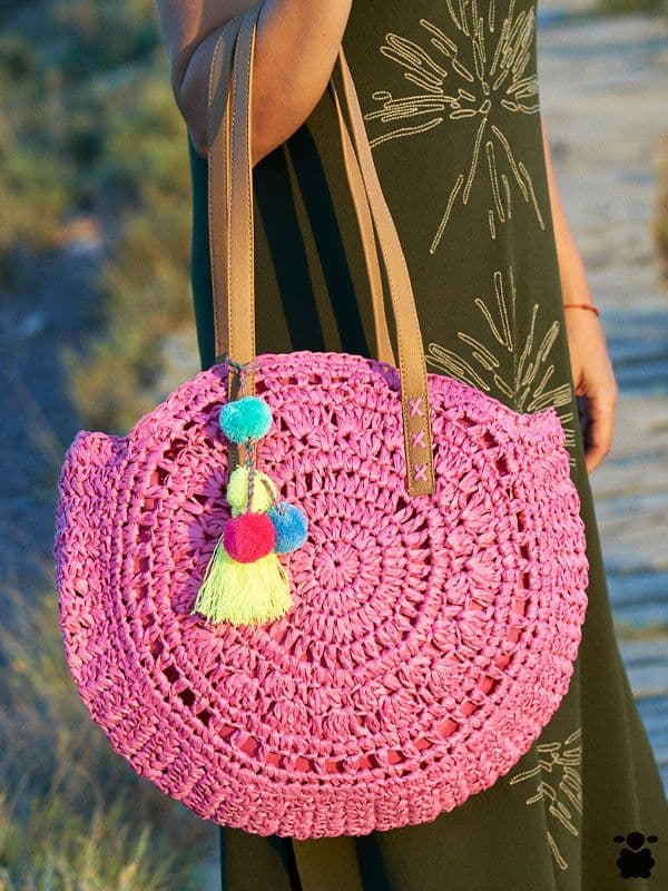 Bolso de Rafia Fucsia con Pompones