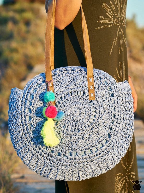 Bolso de Rafia azul con Pompones