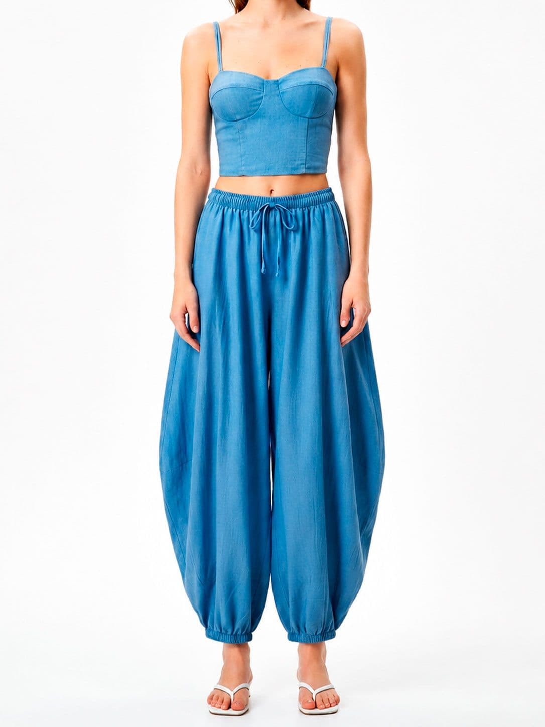 Conjunto azul de top corsé y pantalón bombacho