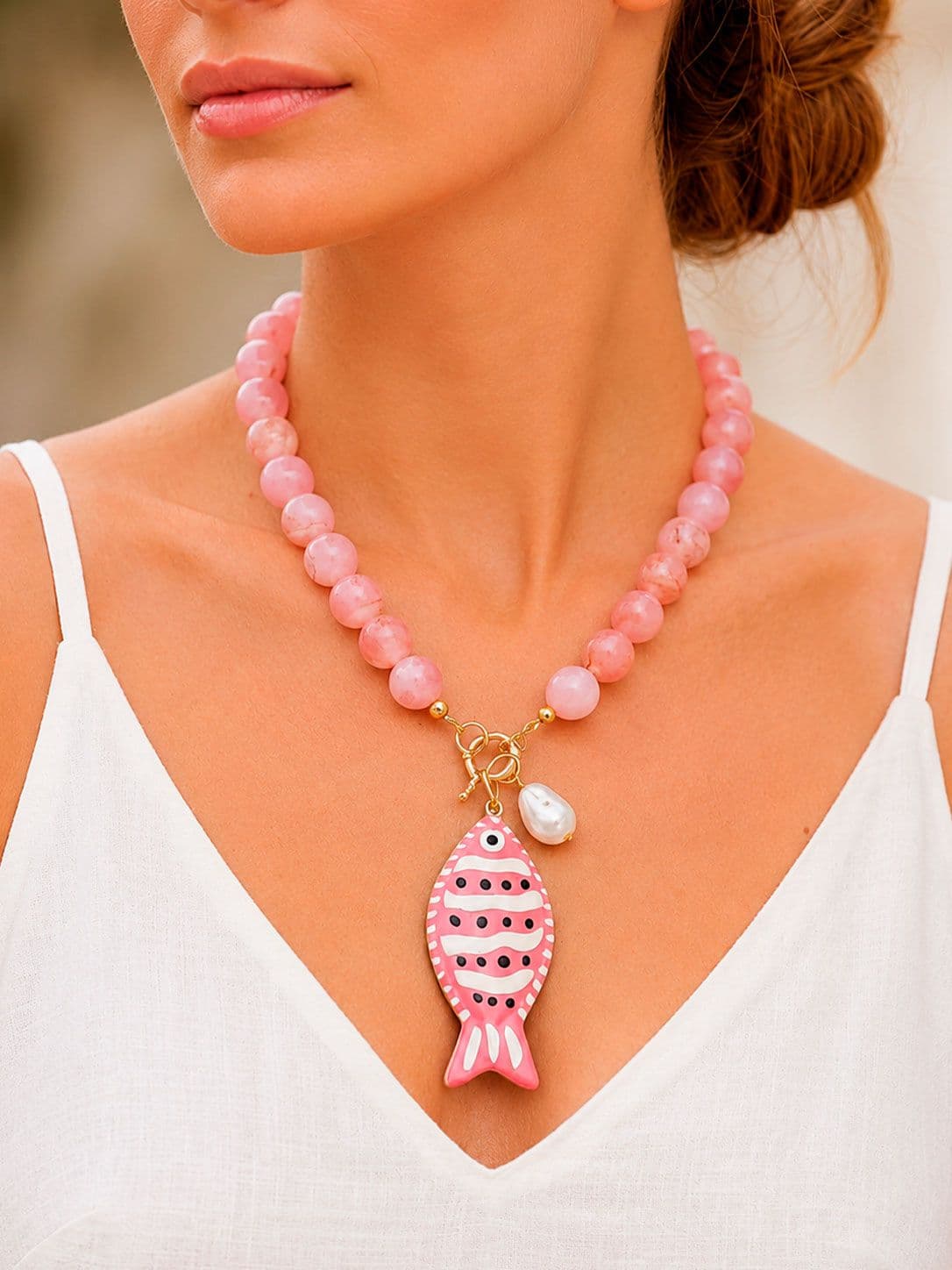 Collar rosa con colgante de pez y perla