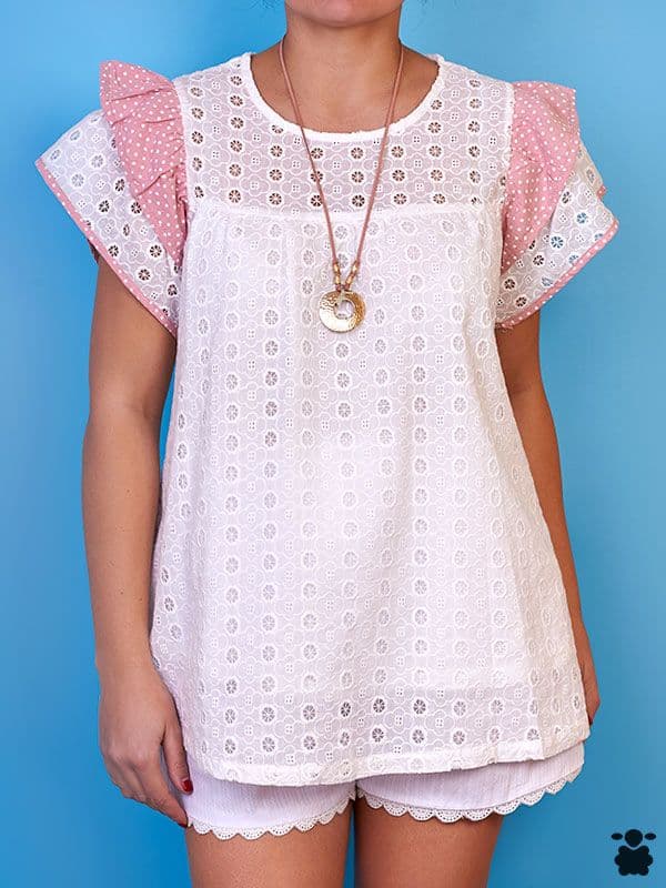 Camiseta blanca con volantes rosas