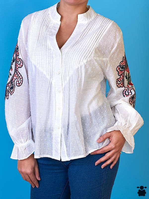 Camisa blanca con bordados