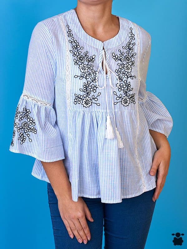 Camiseta azul con bordados