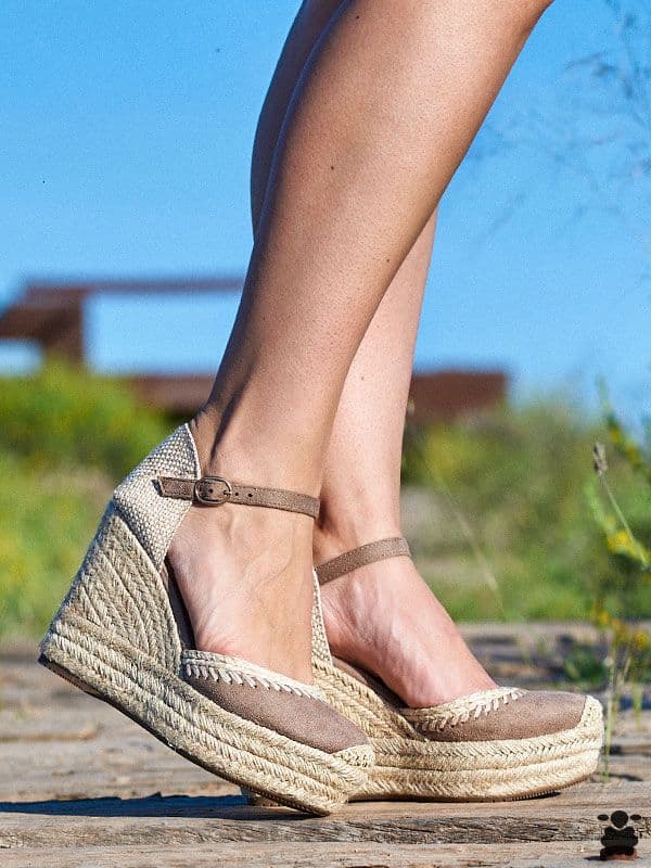 Sandalias boho cuñas taupe