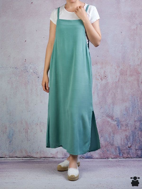 Vestido verde con camiseta blanca