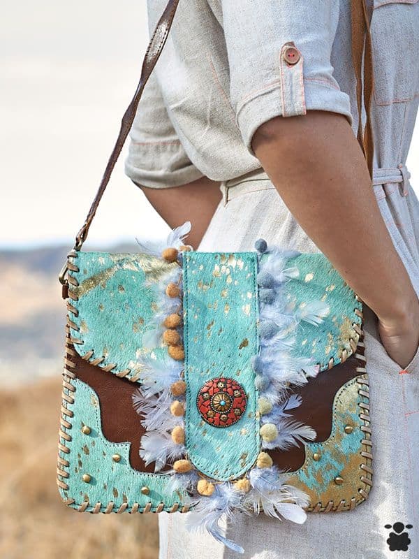 Bolso boho piel plumas azules