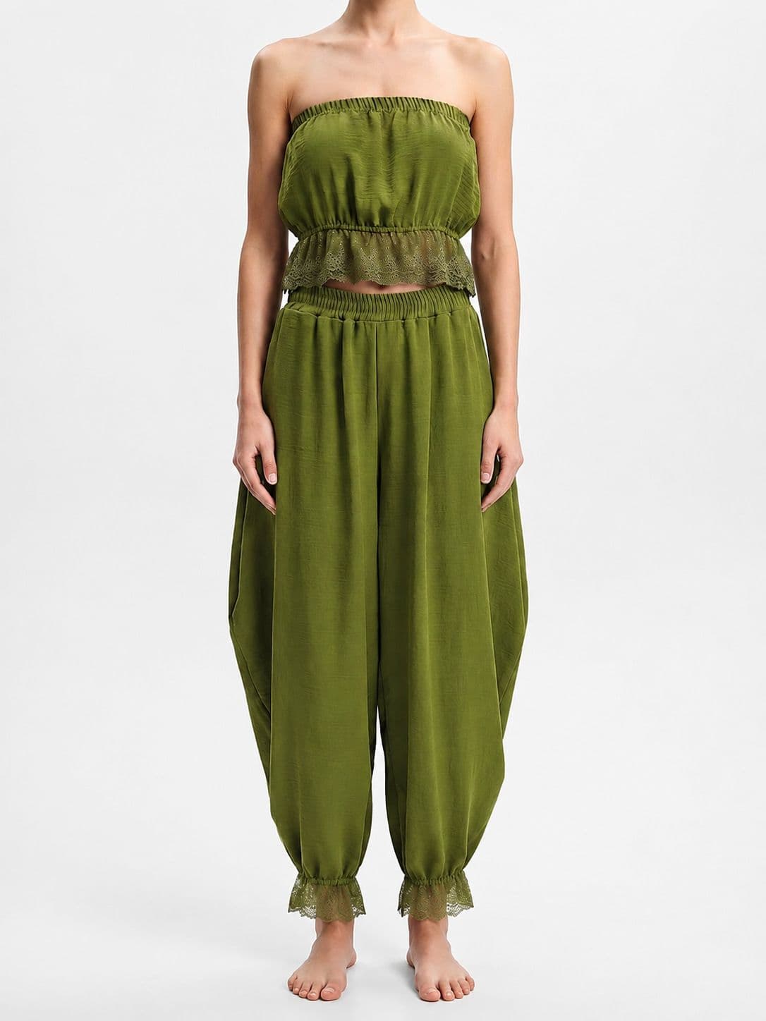 Conjunto verde oliva con top y pantalón bombacho