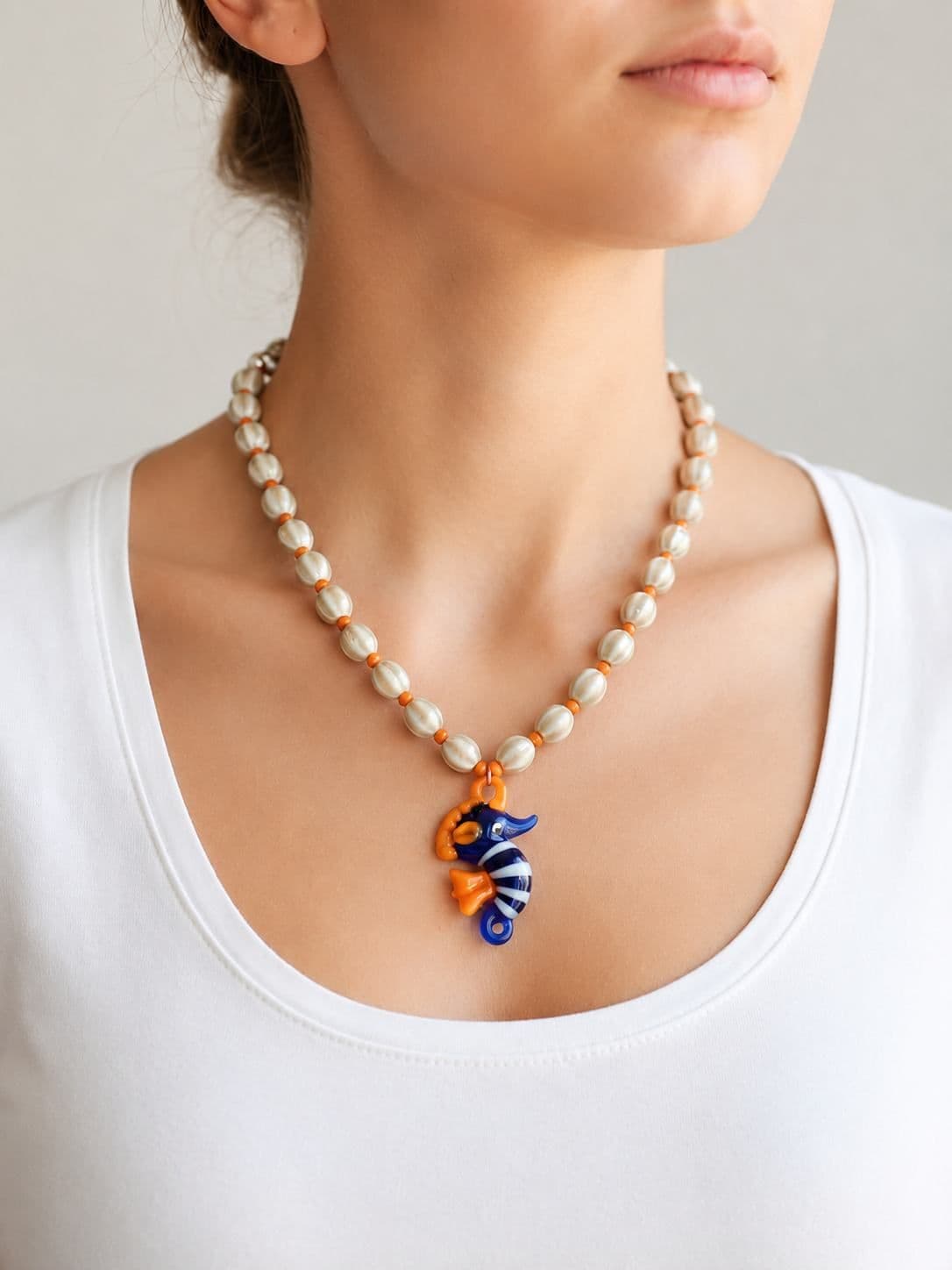 Colgante de caballito de mar azul y naranja