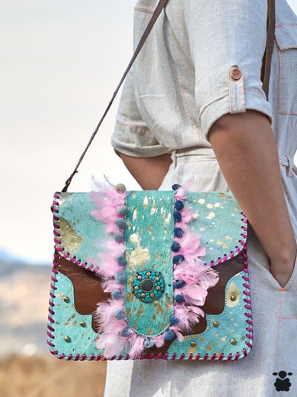 Bolso boho piel plumas rosas