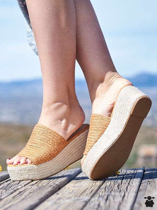 Sandalias boho Malecón camel puestas, mostrando la suela de plataforma y el detalle de las tiras trenzadas